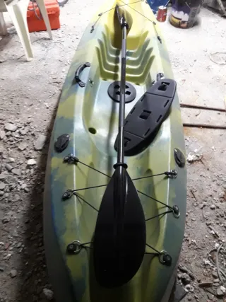 Kayak como nuevo con cañeros