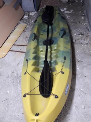 Kayak como nuevo con cañeros