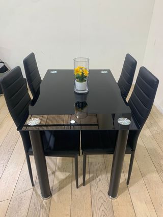 Mesa cristal negra con 4 sillas