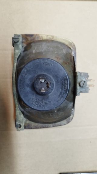 Faro delantero derecho Ford fiesta primera serie.