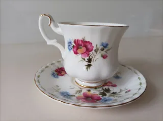 Taza y platillo Royal Albert Febrero