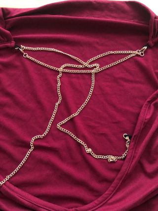 Vestido frambuesa con cadena dorada