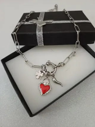Collana con ciondoli cuore, quadrifoglio e cornett