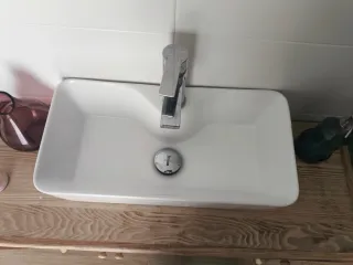 Mueble adaptado a de baño madera y ratán