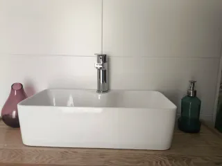 Mueble adaptado a de baño madera y ratán