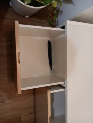 Banco con almacenaje de madera y plástico