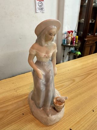 Figura de porcelana marca Tito
