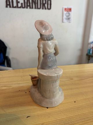 Figura de porcelana marca Tito