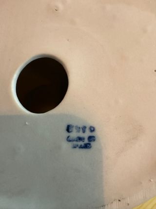 Figura de porcelana marca Tito