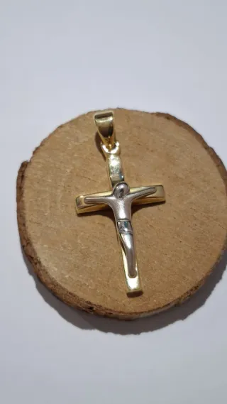 COLGANTE CRUZ CON CRISTO EN ORO BLANCO