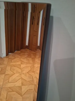 Espejo biselado de cristal Base de madera