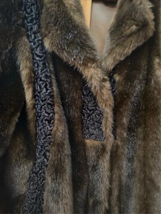 Abrigo de pelo marrón y negro