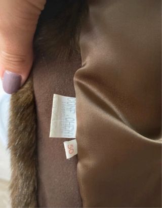 Abrigo de pelo marrón y negro