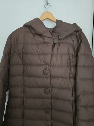 Abrigo acolchado con capucha marrón