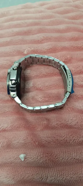 Reloj G-Shock plateado y azul