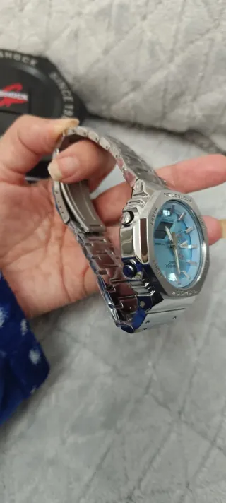 Reloj G-Shock plateado y azul