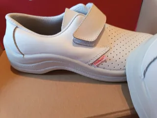 Zapatos de trabajo blancos