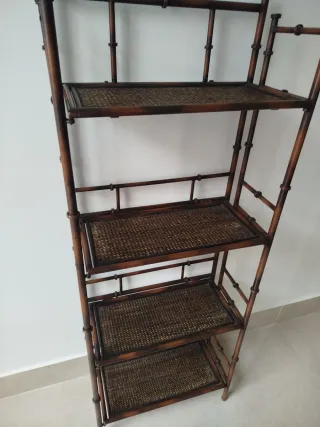 Estantería de mimbre y forja.