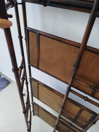 Estantería de mimbre y forja.