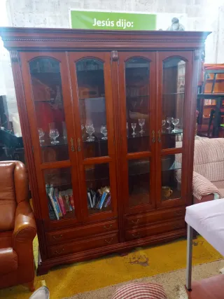 Vitrina de madera y cristal