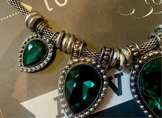 Collar con piedras verde esmeralda y plata