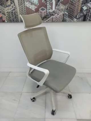 Silla de oficina gris y blanca