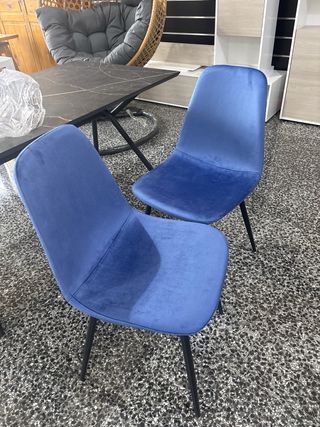 Sillas de terciopelo azul y patas negras
