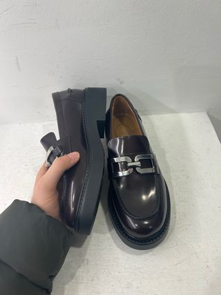 Mocassini donna marrone con fibbia argento