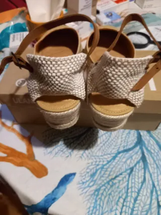 Sandalias de cuña color mostaza