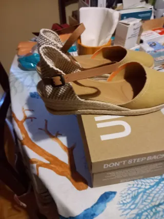 Sandalias de cuña color mostaza