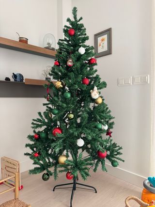 Árbol de Navidad (decoración no incluida).