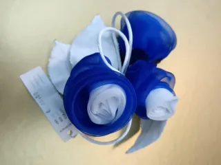 Tocado o broche elegante azul y blanco