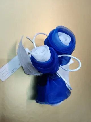 Tocado o broche elegante azul y blanco