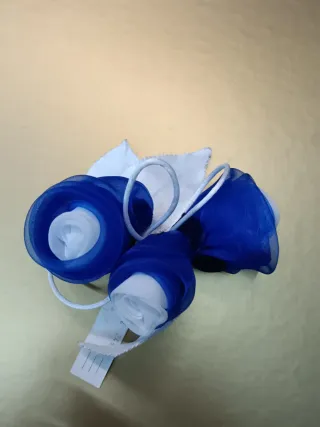 Tocado o broche elegante azul y blanco
