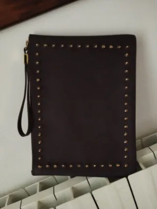 Pochette con borchie marrone e oro