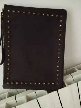 Pochette con borchie marrone e oro