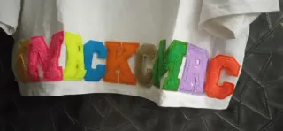 Maglietta bianca con lettere colorate