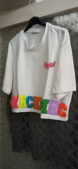 Maglietta bianca con lettere colorate