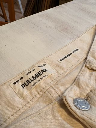 Pantalón crema Pull&Bear con rotos