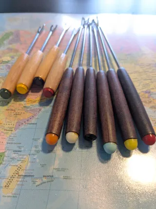 Conjunto de fondue de porcelana y madera