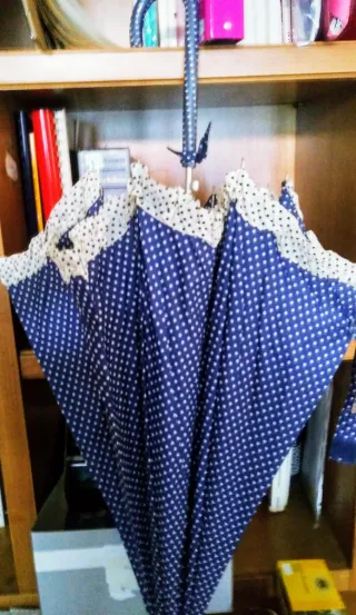 Ombrello a pois blu e bianco