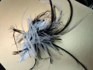 Tocado o broche elegante negro y blanco