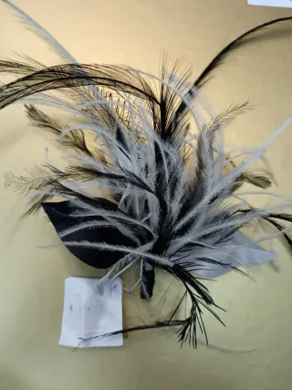 Tocado o broche elegante negro y blanco