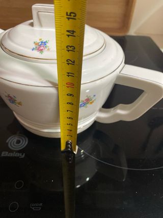 Tetera de porcelana blanca con detalles dorados