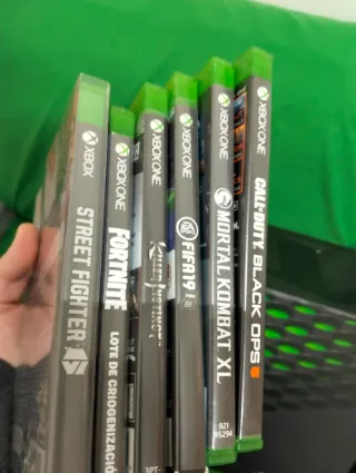 Xbox Series X + 2 Mandos (Negro y Rojo)