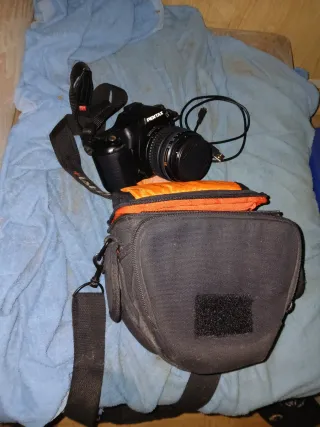 Cámara Pentax con bolso y cable