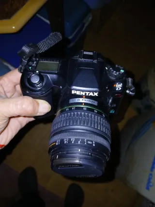 Cámara Pentax con bolso y cable