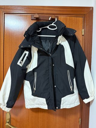 Chaqueta deportiva plumas negra y blanca