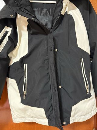 Chaqueta deportiva plumas negra y blanca