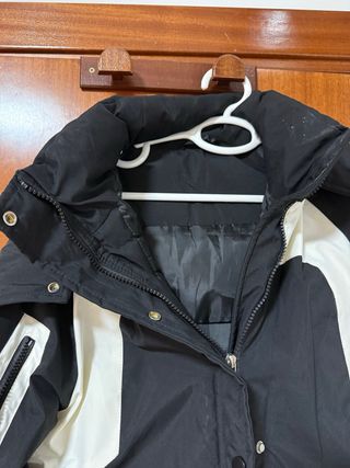 Chaqueta deportiva plumas negra y blanca